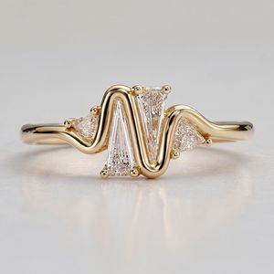 Bague tendance pour femme en or rose VVS, forme triangulaire esthétique, certifiée IGI, idéale pour les soirées, les événements et les mariages - Product Image 1