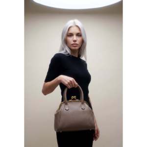 Borsa Strutturata in Vera Pelle Dollaro con Decorazione di Perle, Made in Italy - Product Image 6