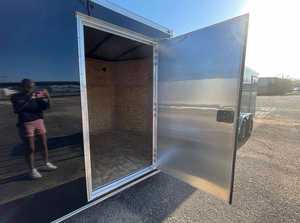 Semirremolque de Carga con Caja Contenedora Cerrada de 3 Ejes, Nuevo de Fábrica, en Venta - Product Image 4