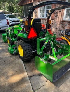 Tracteur John Deere 2025R 4x4, tondeuse utilitaire avec chargeur frontal E-Hydro 4 roues motrices, maintenant disponible à la vente - Product Image 4
