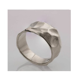 Vente en gros Porte-serviettes feuille de Ginkgo en métal doré Nouveaux anneaux de serviette fantaisie pour décoration de table de mariage - Product Image 2