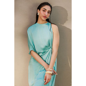 Vestido de Verano Elegante y Asimétrico Sylva con Manga Corta Transpirable de Satén - Product Image 2
