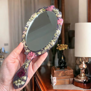 Miroir à main en résine avec finition lisse et brillante, parfait pour un usage quotidien, le maquillage ou des fins décoratives, ajoutant une touche élégante - Product Image 1