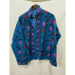 Blouson en cuir matelassé réversible pour femmes avec broderie florale Suzani - XXL Style bohème pour l'automne, le printemps et l'hiver - Product Image 1