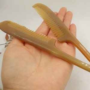 Peigne en corne fabriqué à la main Salon élégant Utiliser l'outil de toilettage parfait par l'artisanat du croissant - Product Image 1