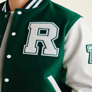 Chaquetas universitarias de béisbol de lana lisa de calidad personalizada con mangas de cuero Chaquetas universitarias con logotipo bordado de chenilla - Product Image 4