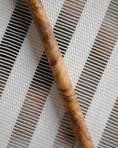 Elegante cuchara larga de madera diseñada para remover con suavidad, duradera, ecológica y perfecta para el uso diario en la cocina. - Product Image 3