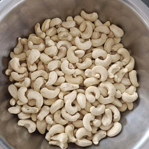 ราคาโรงงาน เม็ดมะม่วงหิมพานต์ดิบ คุณภาพพรีเมียม WW180 WW240 WW320 SANTIGO อบแห้ง MOQ ต่ำ ผลิตในเวียดนาม - Product Image 1