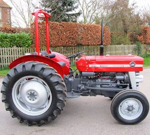 Tracteur Massey Ferguson MF135 d'occasion prêt à être expédié, 60 CV, 4 roues motrices, transmission par engrenages avec moteur, boîte de vitesses et pompe, machines agricoles - Product Image 1