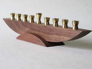 Ménorah en bois moderne à rainures pour une décoration d'intérieur sculpturale et des arrangements de bougies de fête élégants - Product Image 6