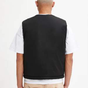 Coupe courte Boxy noire avec bretelles réglables et fermeture à glissière avec un design moderne et une coupe fonctionnelle respirante - Product Image 5