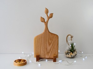 Handmade Leaf <b>Shape</b> Wooden Chopping Board with Handle Ideal for Restaurants Cafes Special Occasions and Gifting From India - Product Image 3