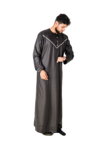 Noir teint bas prix vêtements musulmans hommes Robe Abaya moyen-orient manches longues col rond Thobe / Thawb - Product Image 2