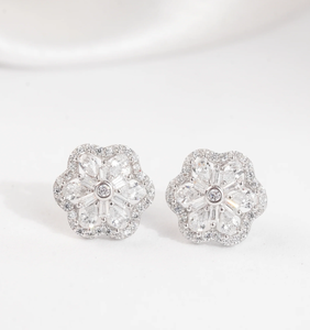 Boucles d'oreilles à clous en zircon à la mode pour femmes en laiton Boucles d'oreilles en plaqué platine Exportateur et fabricant en Inde - Product Image 1