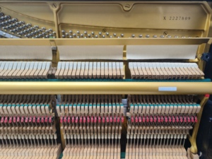 เปียโนอะคูสติกยามาฮ่า UX สีดำ สำหรับนักดนตรีมืออาชีพ เปียโนมือสองจากญี่ปุ่น โครงสร้างไม้แท้ 88 คีย์ รุ่น U3 - Product Image 5