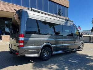 Autocaravana Diésel Clase B Usada de Grado Industrial, Modelo 2015, con Cocina Completa y Área para Dormir, Personalizada OEM - Product Image 4