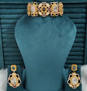 Ensemble de collier ras du cou de qualité supérieure inspiré de Sabyasachi, peut être porté avec des tenues ethniques et occidentales, parfait pour les soirées - Product Image 3