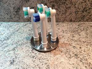 Porte-brosse à dents en métal fonctionnel avec compartiments séparés pour brosses à dents et accessoires - Product Image 5