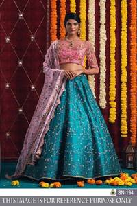 Niñas de alta calidad Lehenga Choli estilo Bollywood bordado pesado y trabajo múltiple hecho de seda y rayón para boda - Product Image 4