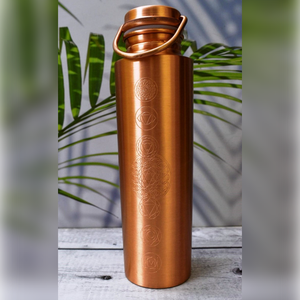 Botella de agua de cobre puro de alta calidad con diseño de campeón martillado de media laca con beneficios para la salud Ayurvédica con logotipo personalizado - Product Image 3