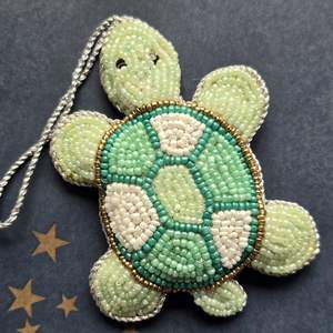 พวงกุญแจโลหะผสมประดับลูกปัดรูปแตงโม ดีไซน์หรูหรา น่ารัก จี้ผลไม้ เครื่องประดับกันน้ำ ทนทาน สำหรับสาวๆ ทำมือจากอินเดีย - Product Image 6