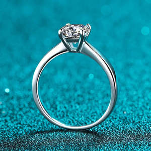 Anillo de Moissanita Redonda Solitaria Estrellada de 2 Quilates, Elegante Anillo de Boda de Moissanita Solitaria para Mujer - Product Image 3