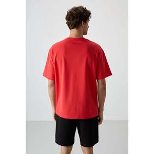 เสื้อยืดพิมพ์ลายทรงโอเวอร์ไซส์สำหรับผู้ชาย Air Jones พื้นผิวหนา มีเท็กซ์เจอร์ ผ้าคอตตอนผสม สีเฟียสต้า สไตล์ลำลอง - Product Image 5