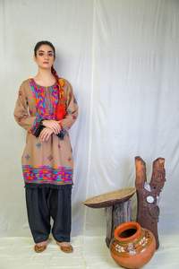 Pakistanais élégant femmes kurti 2024 2025 en gros robe pakistanaise vente chaude prêt à l'emploi kurti Kameez broderie personnalisée - Product Image 3