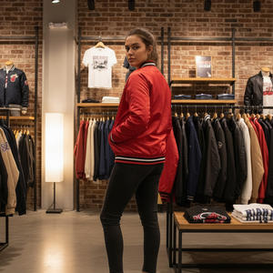 Veste universitaire en satin pour hommes OEM 2025 | Bomber de baseball rouge vintage avec garnitures blanches | Vestes universitaires brodées pour hommes - Product Image 3