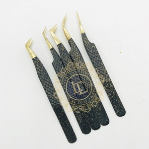 แหนบขนตาสแตนเลสที่ผ่านการทดสอบด้วยมือพร้อมโลโก้ส่วนตัวปลายทองและผงเคลือบกลิตเตอร์สีดำ - Product Image 2