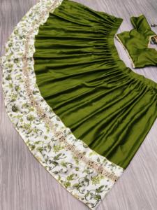 La plus tendance Navratri Lehenga avec une belle impression numérique avec de la dentelle de travail lourde en miroir réel - Product Image 2