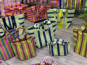 กระเป๋าถือผู้หญิงแบบพับได้ กันน้ำ ผลิตจากไนลอนรีไซเคิล ลายทอหลากสี คุณภาพพรีเมียม เป็นมิตรกับสิ่งแวดล้อม ผลิตในอินเดีย เหมาะสำหรับทุกฤดูกาล - Product Image 4