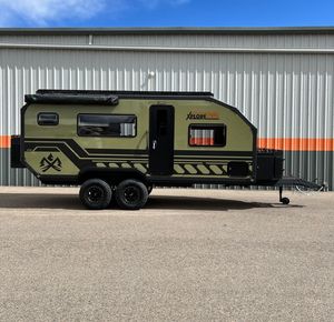 Camioneta Todoterreno Usada Xplore 4x4 con Remolque de Viaje Mini de Aluminio, Diseño Impermeable, Capacidad para 8 Personas, en Venta - Product Image 1