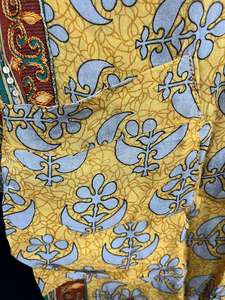 Bata Kimono de Seda Crepé con Estampado Floral de Inspiración Vintage, Suave y Fluida, Hecha a Mano en India, de Lujo, para Primavera/Verano, con Cuello en V y Elástico en la Parte Delantera - Product Image 4