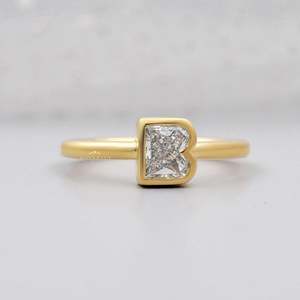 Anillo de Compromiso con Diamante Cultivado en Laboratorio y Colgante con la Letra 'B', Producto Elegante y Personalizable - Product Image 1