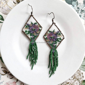 Recién llegado, Pendientes colgantes de diseñador con cuentas de semillas, colección de pendientes colgantes de Navidad personalizados para niñas y mujeres de RF Crafts - Product Image 3