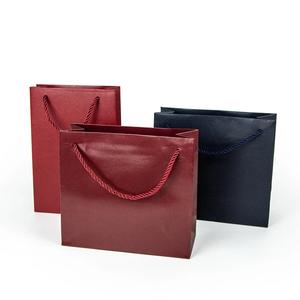 Sacs en papier de mode personnalisés de qualité supérieure avec revêtements spécialisés et poignées élégantes pour une expérience de vente au détail exclusive #27 - Product Image 4