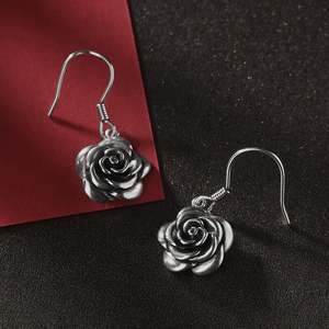ต่างหูแฟชั่นทรงหยดน้ำเงินสเตอร์ลิงรูปดอกกุหลาบบานของเจลิยา - Product Image 4