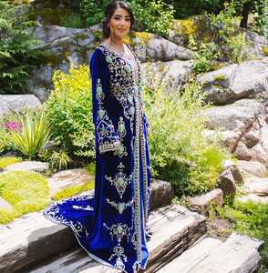 Très beau caftan marocain en velours bleu royal style décontracté vêtements musulmans broderie à la main en soie look génial - Product Image 2