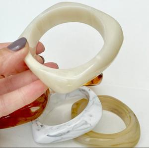 Bracelets en résine pour femmes élégantes en différentes couleurs Bracelets et accessoires de mode pour vêtements et mode - Product Image 5