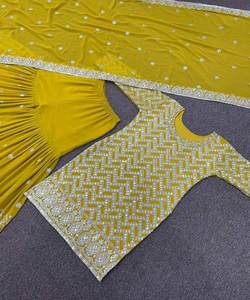 Vêtements en dentelle pour femmes tendance et écologiques pour l'hiver avec des strass, élégants et confortables pour la saison froide - Product Image 5