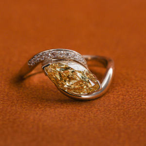 แหวนแต่งงานสีทองล้วนแบบ18KT หรูหราสง่างามสง่างามสง่างามประดับเพชรรูปทรงมาร์กีสีเหลืองตัดในห้องปฏิบัติการการออกแบบที่ทันสมัยสไตล์คลาสสิก IGI - Product Image 2