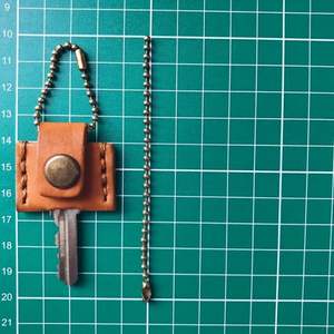 Tapa y soporte de cuero compacto para llaves, funda para cabeza de llave de estilo vintage con organizador de cierre de botón a presión SEGURO DE Indonesia - Product Image 6