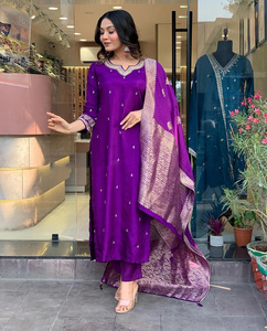 Costume Salwar en tissu de soie Chanderi élégant et chic avec bas et dupatta en broderie disponible au meilleur prix en Inde - Product Image 2