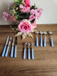 Ensemble de couverts en résine bleue simple avec motif floral, adapté aux repas quotidiens, aux dîners en famille et à une manipulation confortable, en provenance d'Inde - Product Image 3