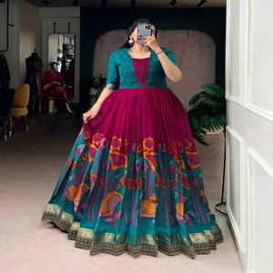 VASTRA COTTAGE Vestido Largo Estampado de Viscosa Chanderi con Bordado de Lentejuelas y Tejido Zari, Ropa Étnica de Diseñador para Mujer - Product Image 5