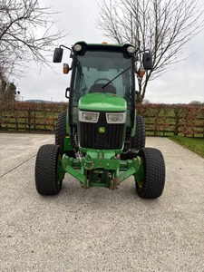 Tractor Compacto Johhn Deerre de 85HP con Caja de Cambios, Motor PLC y Garantía de 5+ Años - Product Image 2