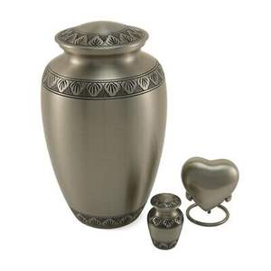 Loving Memorial Solid Urn Set es una colección de urnas de metal griego que incluye una urna para adultos de tamaño completo, una ficha y un corazón de recuerdo - Product Image 5