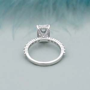 Anillo de compromiso con halo de diamantes pavé de corte radiante, certificado IGI, engaste oculto - Product Image 4