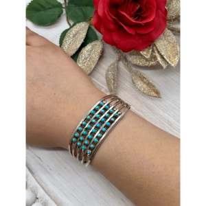 Brazalete Zuni Hecho a Mano con Turquesa y Plata de Ley, Accesorio de Moda - Product Image 2